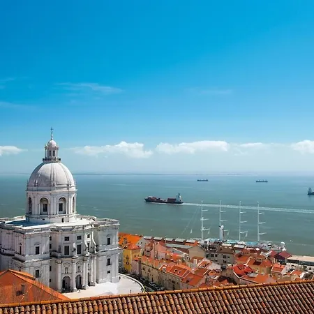 Bright Studio With Open Views | Alfama Apartament Lizbona